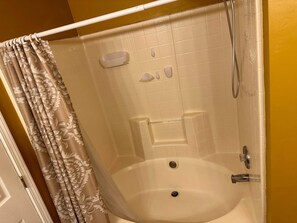 Combined shower/bathtub, towels, toilet paper - Entire 3 bedroom home 5mi from CLT airport. 10mi from Panthers Stadium.  (Charlotte)