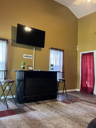 Entire 3 bedroom home 5mi from CLT airport. 10mi from Panthers Stadium. 