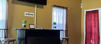 Entire 3 bedroom home 5mi from CLT airport. 10mi from Panthers Stadium. 