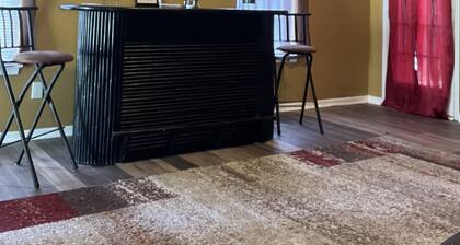 Entire 3 bedroom home 5mi from CLT airport. 10mi from Panthers Stadium.