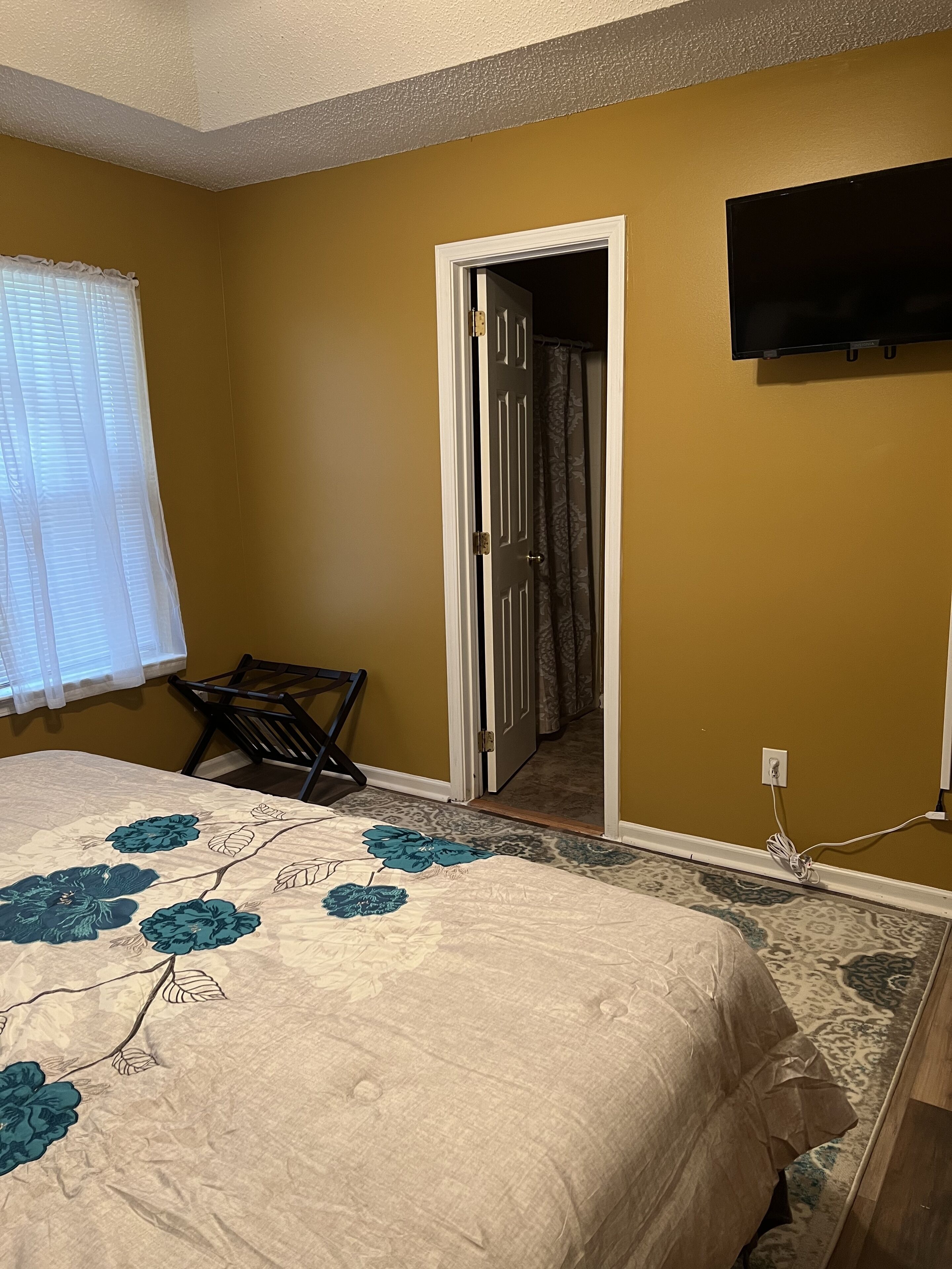 Entire 2 bedroom home 5mi from CLT airport. 10mi from Panthers Stadium. 