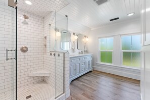 Ensemble baignoire-douche, serviettes fournies