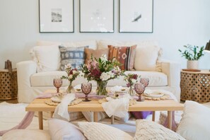 Smart TV, fireplace, books, music library