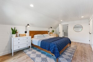 3 bedrooms, desk, iron/ironing board, travel crib