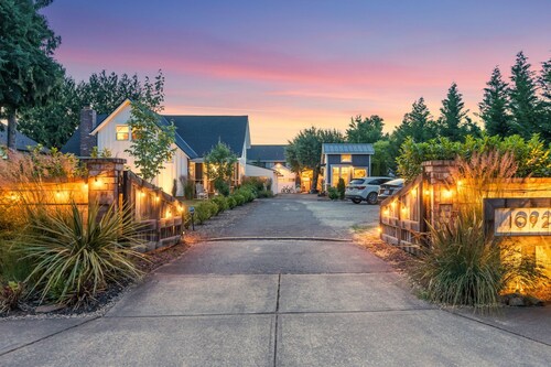 1910 Farmhouse: Chef’s Kitchen + Fire Pit + Studio - Near Wedding & Wine Country