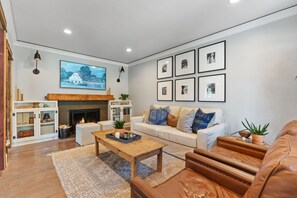 Smart-TV, Kamin, Bücher, Musikbibliothek