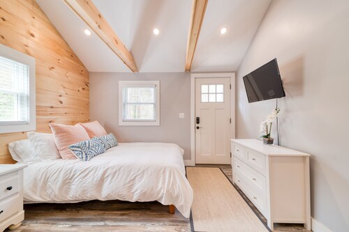Lovely Studio with Full Kitchen + Private Deck!