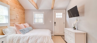Lovely Studio with Full Kitchen + Private Deck!