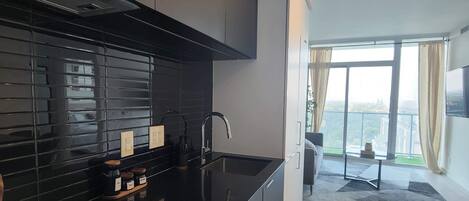 Een koelkast, een magnetron, een oven, een kookplaat