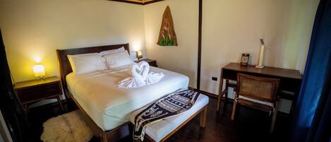 1 sovrum, värdeförvaringsskåp på rummet och skrivbord