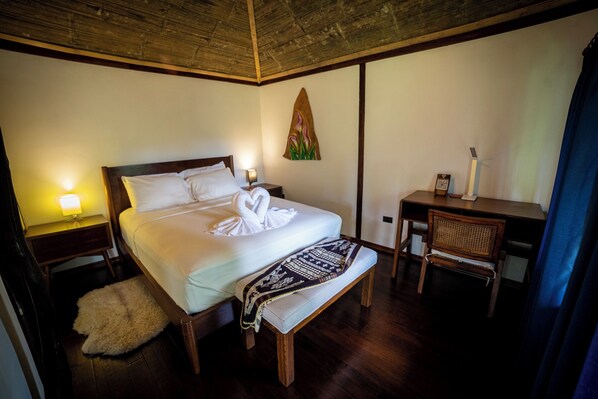 1 soveværelse, pengeskab på værelset, skrivebord, strygejern/strygebræt