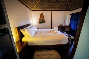 1 soveværelse, pengeskab på værelset, skrivebord, strygejern/strygebræt