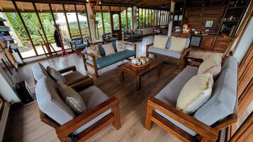 Een open haard, boeken, een muziekbibliotheek en een stereo