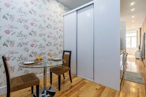 Dining - A Window to Porto - Prime apartment by River (Porto)