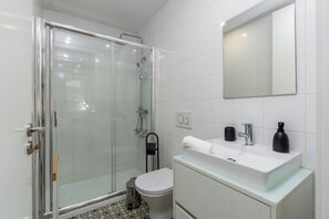 Dusche, Haartrockner, Handtücher, Seife
