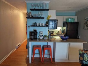 Kjøleskap, mikrobølgeovn, ovn og kokeplater