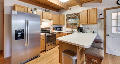 Pocono Chalet-Style Cabin in amenity filled Arrowhead Lake!