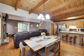 Dining - Pocono Chalet-Style Cabin in Arrowhead Lake! Community fees included! (Pocono Lake)