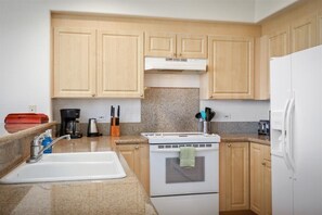 Fridge, microwave, oven, stovetop - Kona Sea Ridge L-4 - Townhome in the heart of Kona (Kailua Kona)