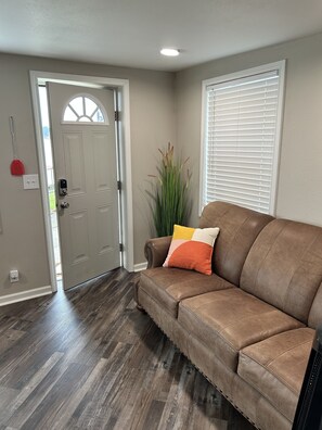 Living area - Lake Hamilton Condo w/ Boat Slip! Closest Condo to Oaklawn Casino! (Hot Springs)