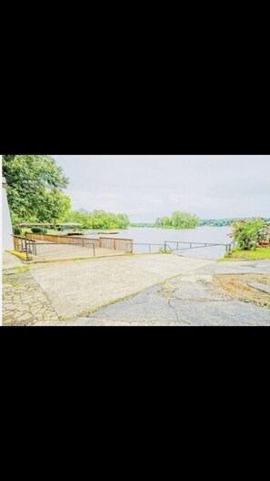 Property grounds - Lake Hamilton Condo w/ Boat Slip! Closest Condo to Oaklawn Casino! (Hot Springs)