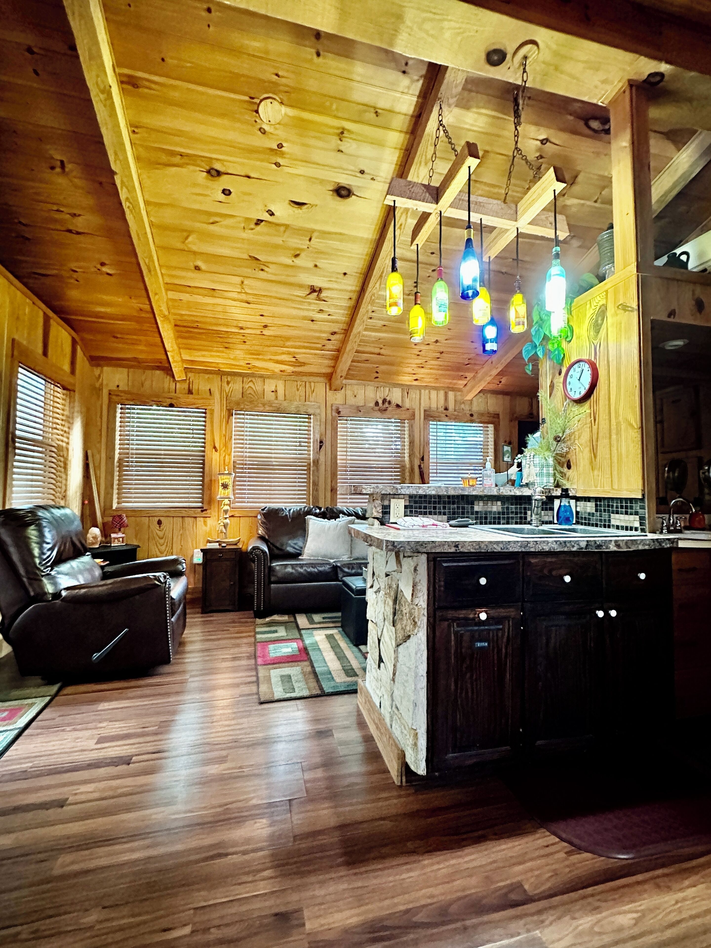 Leaves, Parades and Holiday Lights!  5 Mi to HELEN & 12 Mi to Dahlonega!