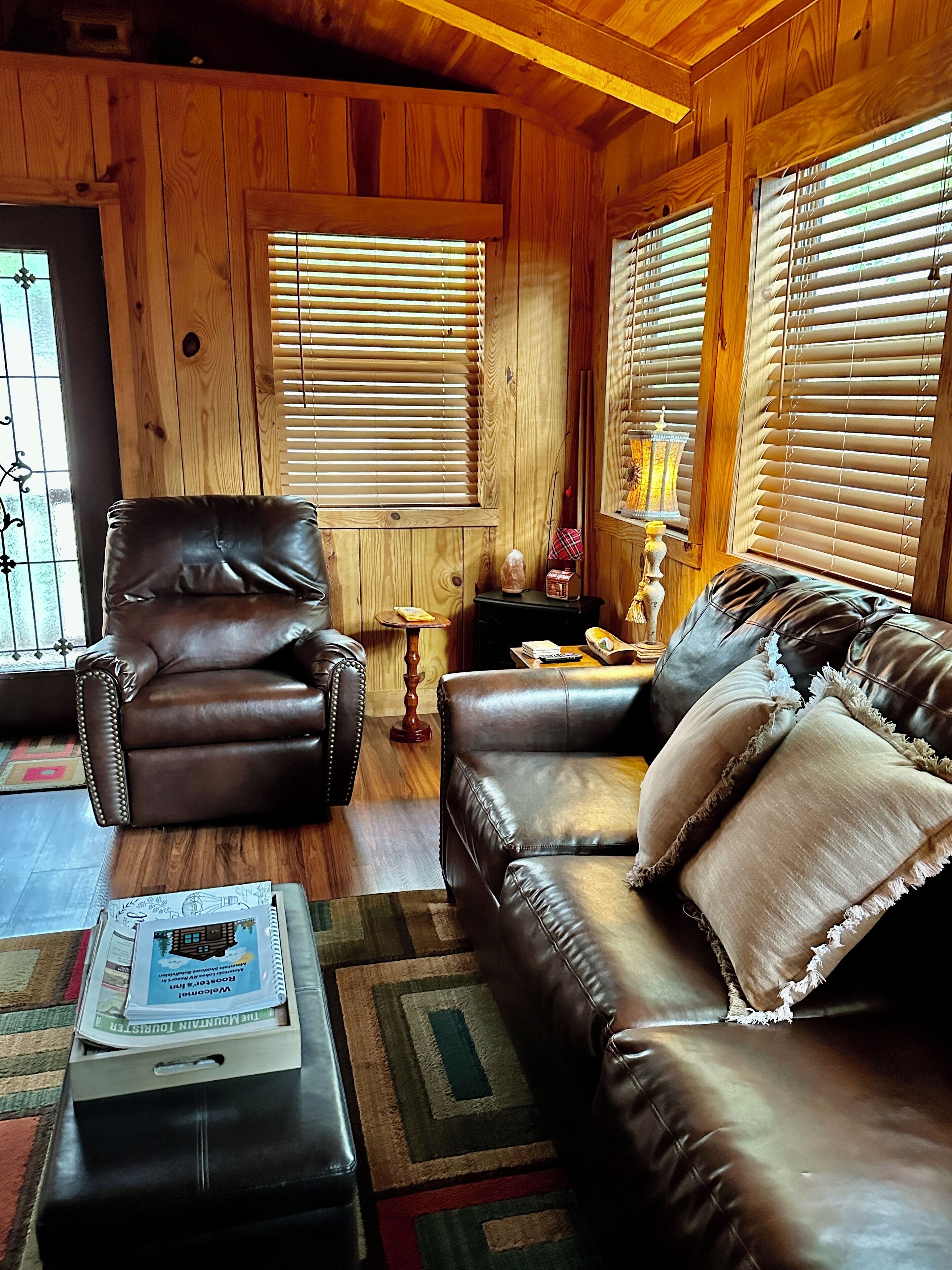 Leaves, Parades and Holiday Lights!  5 Mi to HELEN & 12 Mi to Dahlonega!