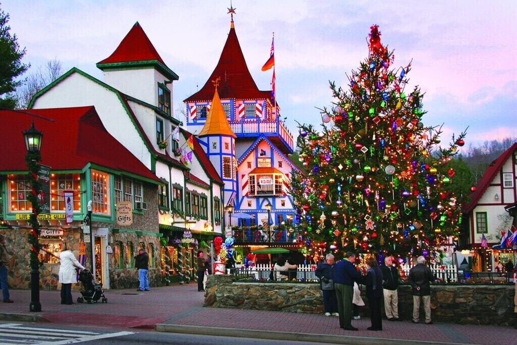 Leaves, Parades and Holiday Lights!  5 Mi to HELEN & 12 Mi to Dahlonega!