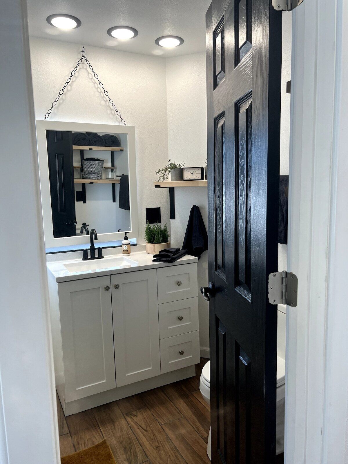 This beautifully designed tree house is perfect for your romantic getaway