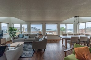 Smart TV - Tranquil ocean view, walk to beach, king suite (Lincoln City)