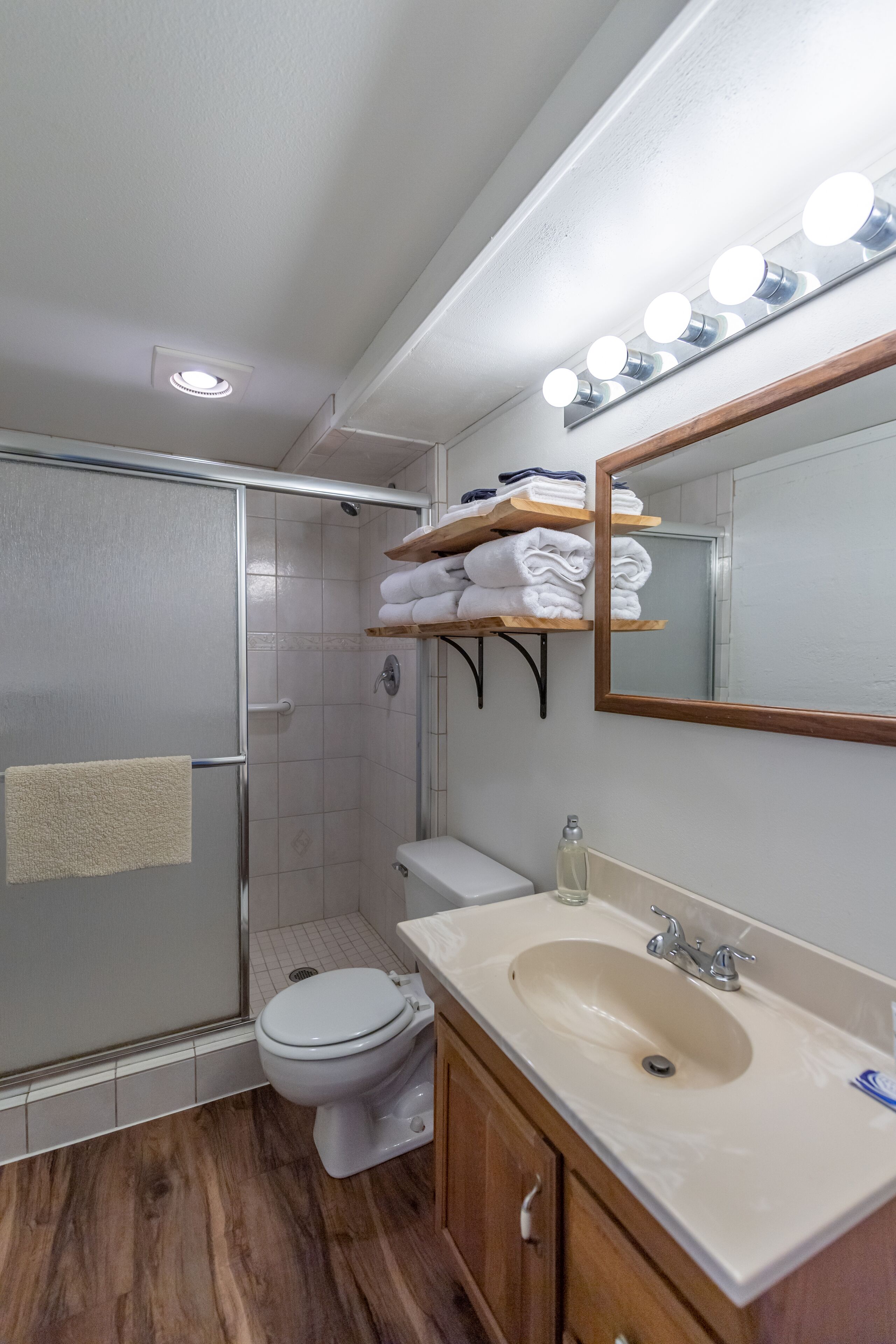 Tranquil ocean view, walk to beach, king suite