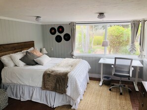4 bedrooms, desk, iron/ironing board, WiFi
