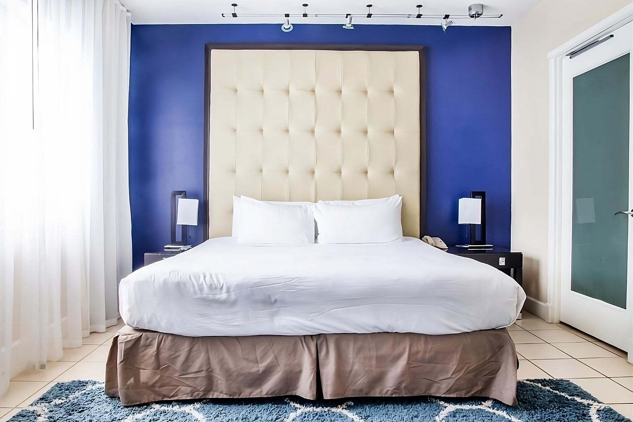 Convenient Stay, Superb Location, Onsite Pool, Close to Ocean Drive
