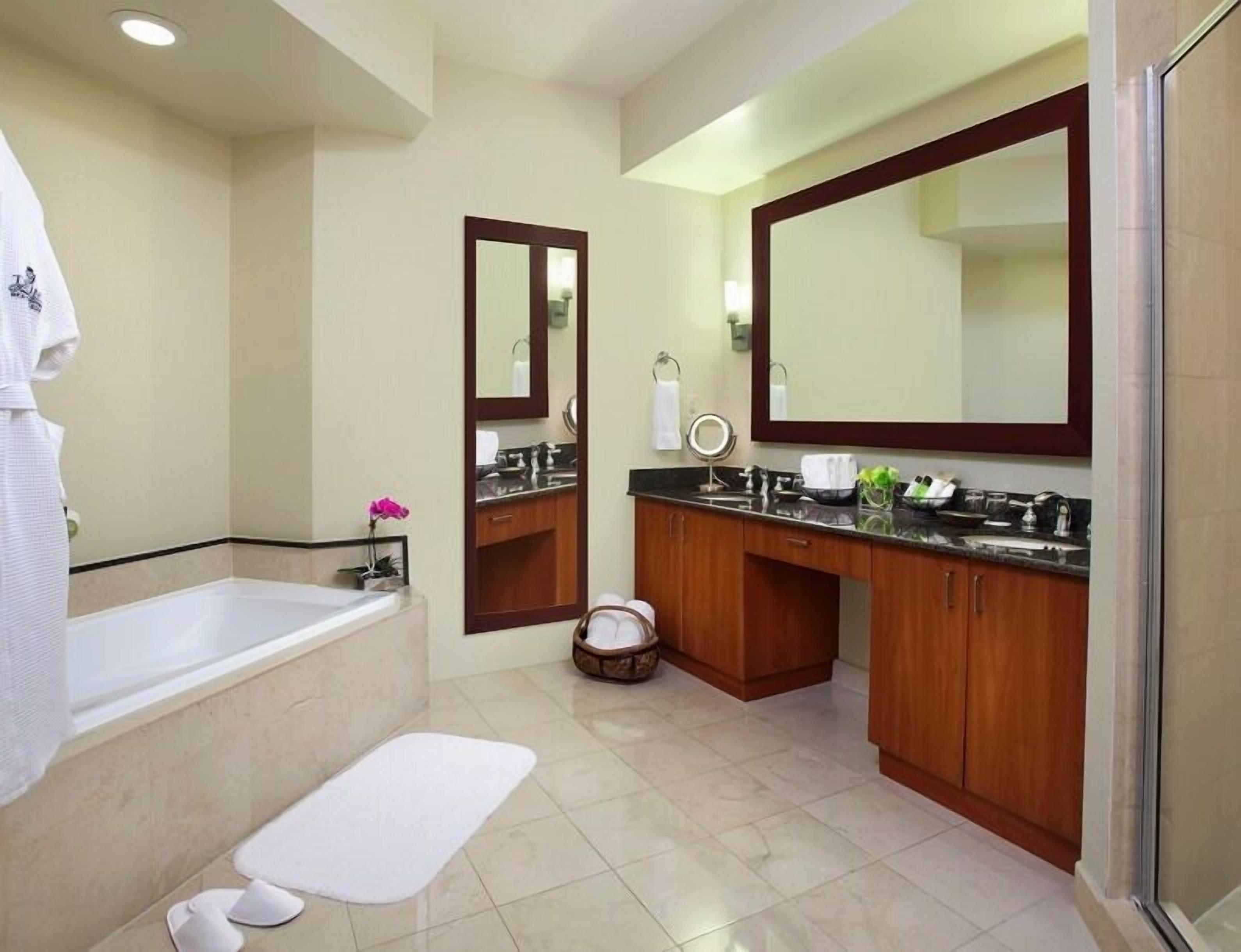 Relax and Unwind! Oceanfront Unit, Outdoor Pool, Near Golden Beach!