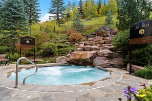 Lämmitetty uima-allas