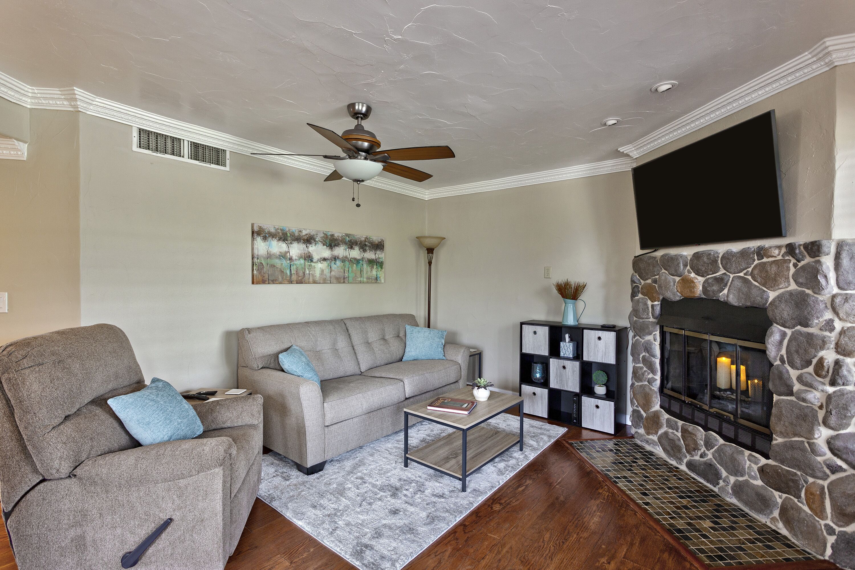 Lovely 2-bedroom Condo with Pool and Mtn Views