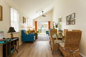 Smart TV, libros y estéreo 