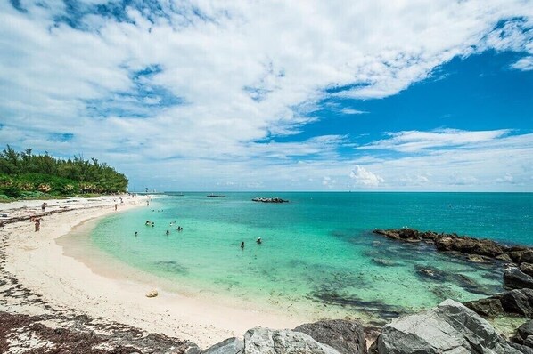 Playa en los alrededores, camastros y toallas de playa 