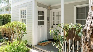 A house with a porch, a front door, and a mailbox. - MAI TAI TERRACE - KEY WEST (Key West)