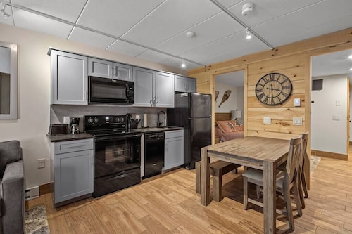 Snow Tree Lodge @ Base of Mount Snow w/ Fireplace!