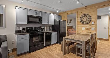 Snow Tree Lodge @ Base of Mount Snow w/ Fireplace!