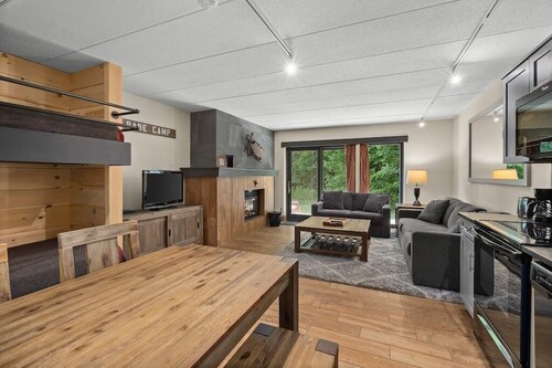 Snow Tree Lodge @ Base of Mount Snow w/ Fireplace!