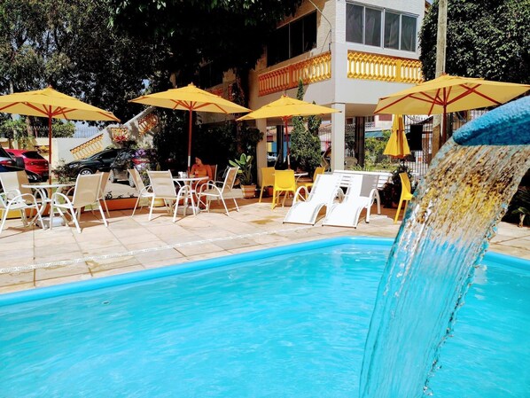 Una piscina al aire libre