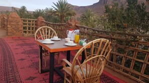 Desayuno con opciones de la cocina local incluido todos los días