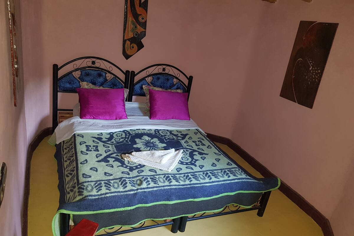Habitación doble Confort | Decoración personalizada, muebles diferentes y camas extra