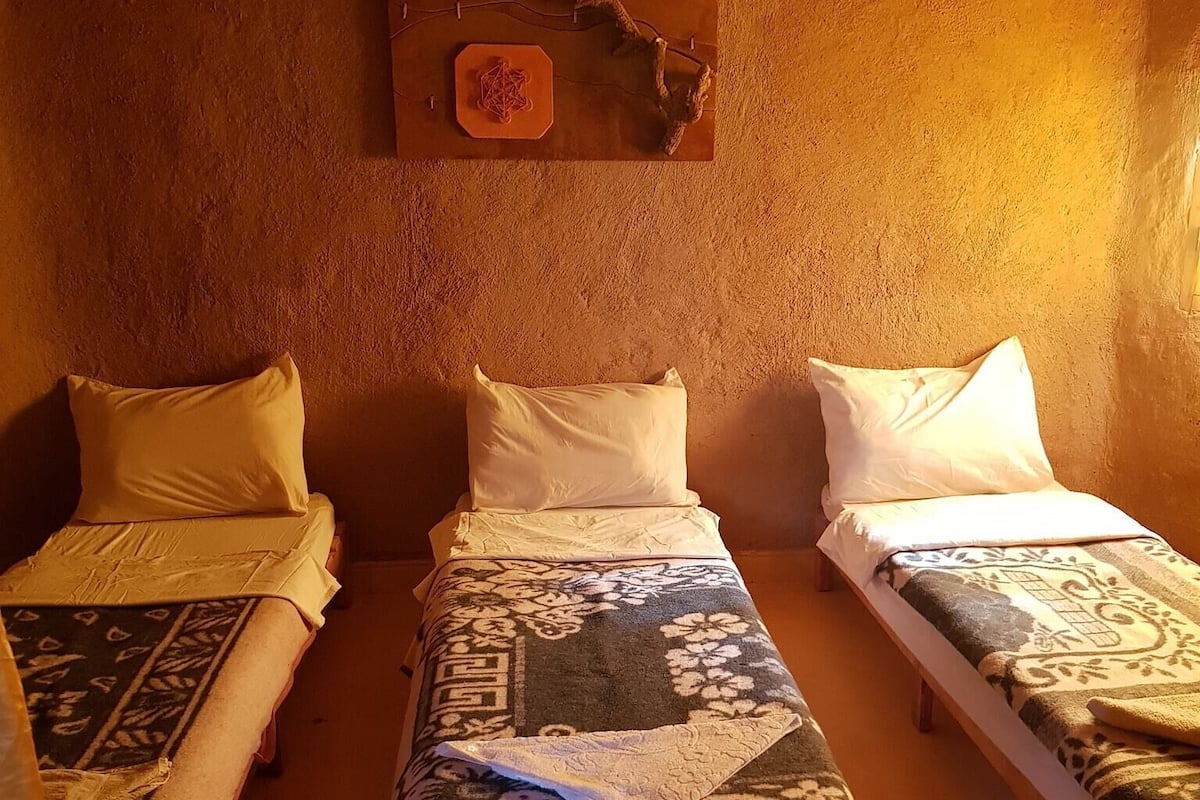 Habitación triple Confort | Decoración personalizada, muebles diferentes y camas extra