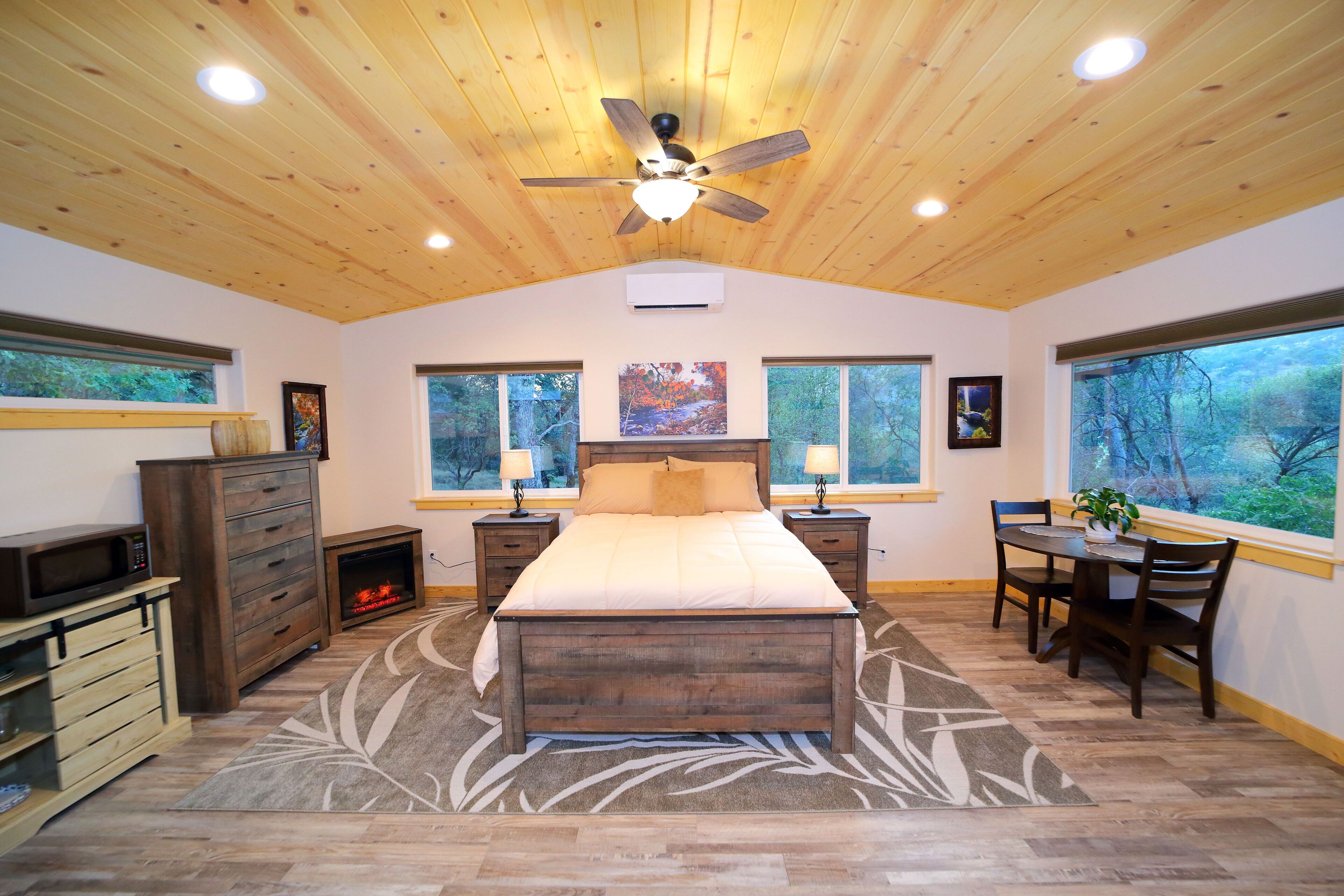 Red Mountain Suite 1 mile to Sequoia National Park!  Brand new!