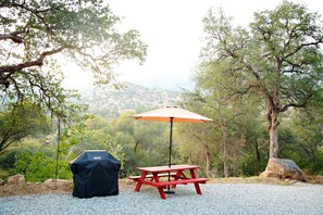 Outdoor dining - Red Mountain Suite 1 mile to Sequoia Natl Park! (Three Rivers)