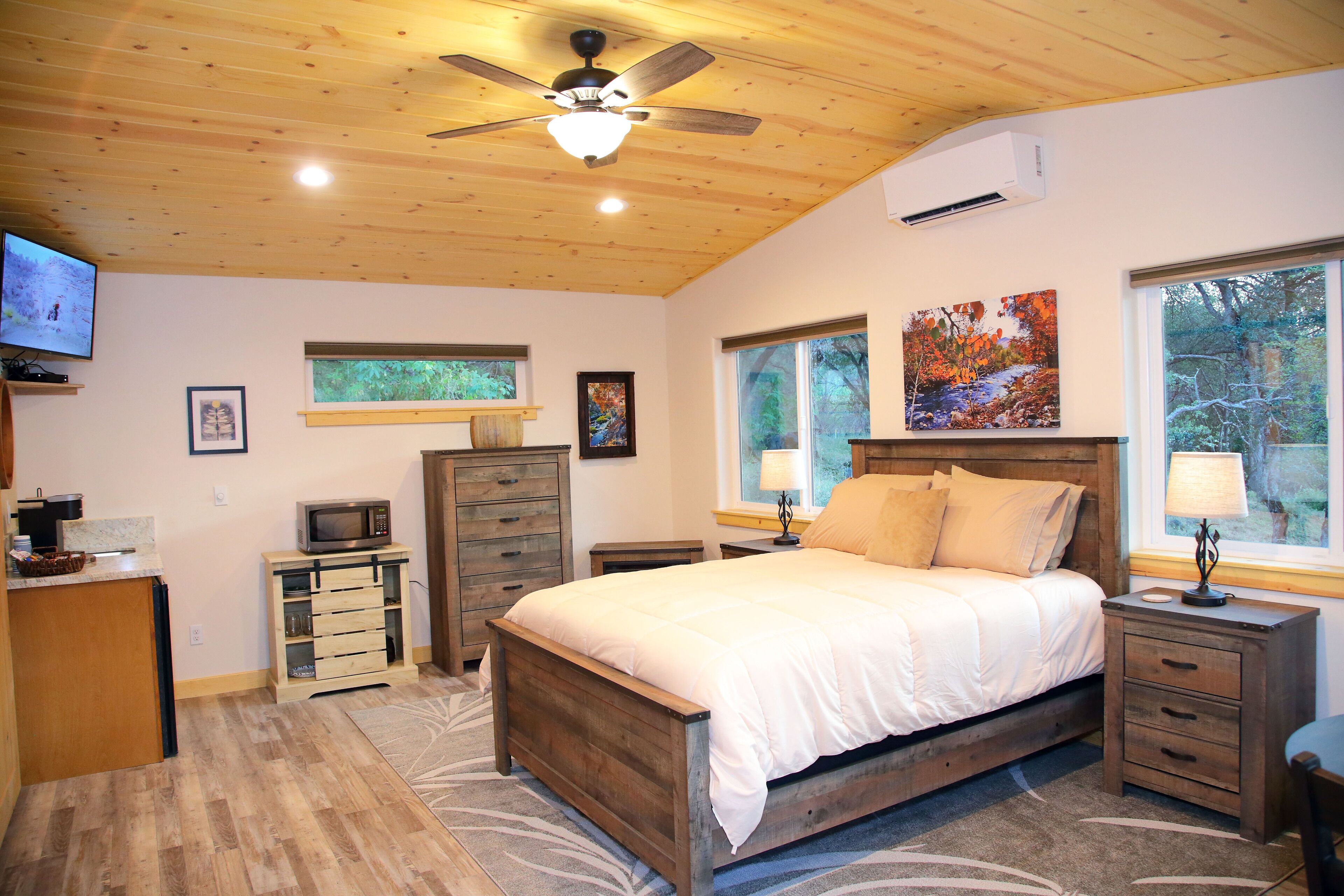 Red Mountain Suite 1 mile to Sequoia National Park!  Brand new!