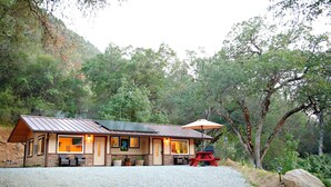 A lodge with a gravel driveway, a picnic table, and a barbecue grill. - Red Mountain Suite 1 mile to Sequoia Natl Park! (Three Rivers)